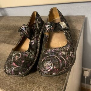 Alegria PAL-539 PG Lite Paloma Mary
Janes Iridescent Black Leather EU 37/
US 7.5
